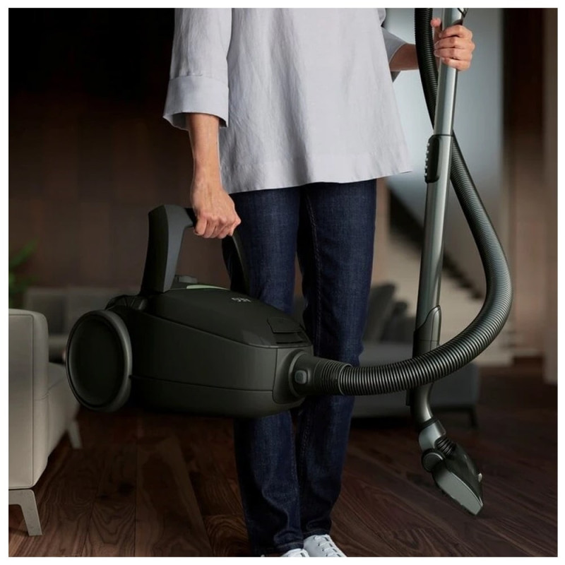 جاروبرقی آاگ VX82-1 دارای یک دسته ارگونومیک برای حمل آسان