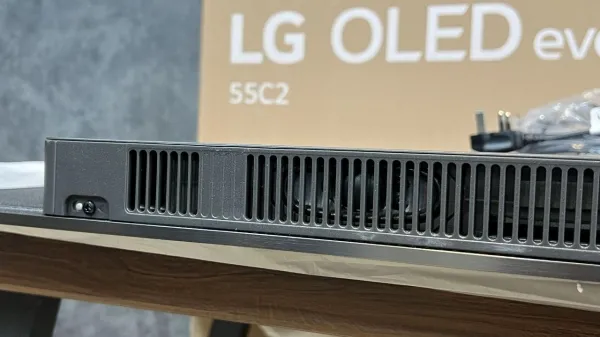 نمای زیرین تلویزیون ال جی c2