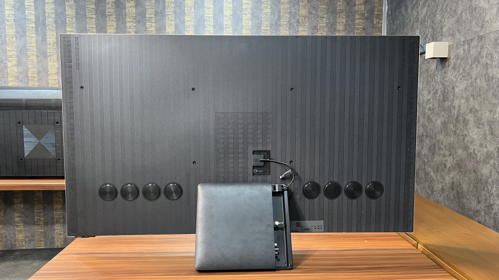 نمای پشتی تلویزیون سامسونگ QN900B