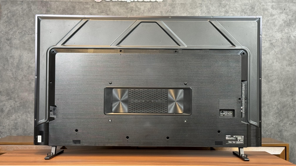 نمای پشتی تلویزیون توشیبا Z670