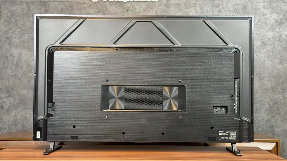 نمای پشتی تلویزیون توشیبا Z670