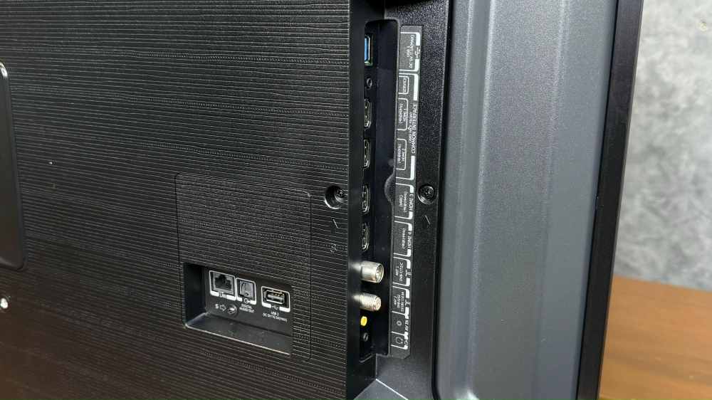 پورت‌های ورودی تلویزیون توشیبا Z670