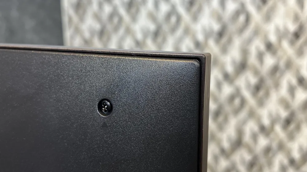 حاشیه تلویزیون ال جی UR7800