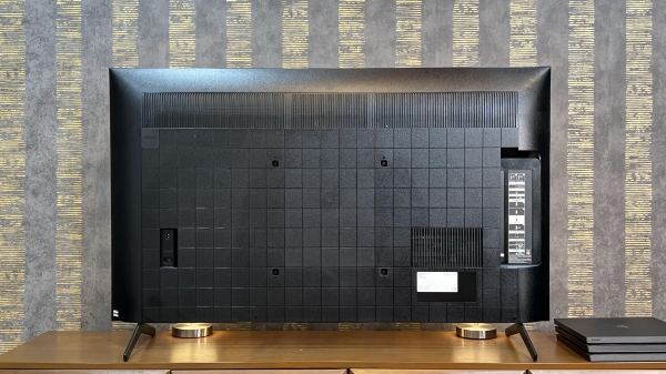 نمای پشتی تلویزیون سونی X80K