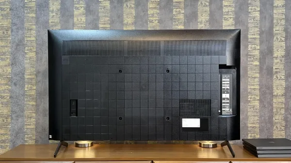 نمای پشتی تلویزیون سونی X80K