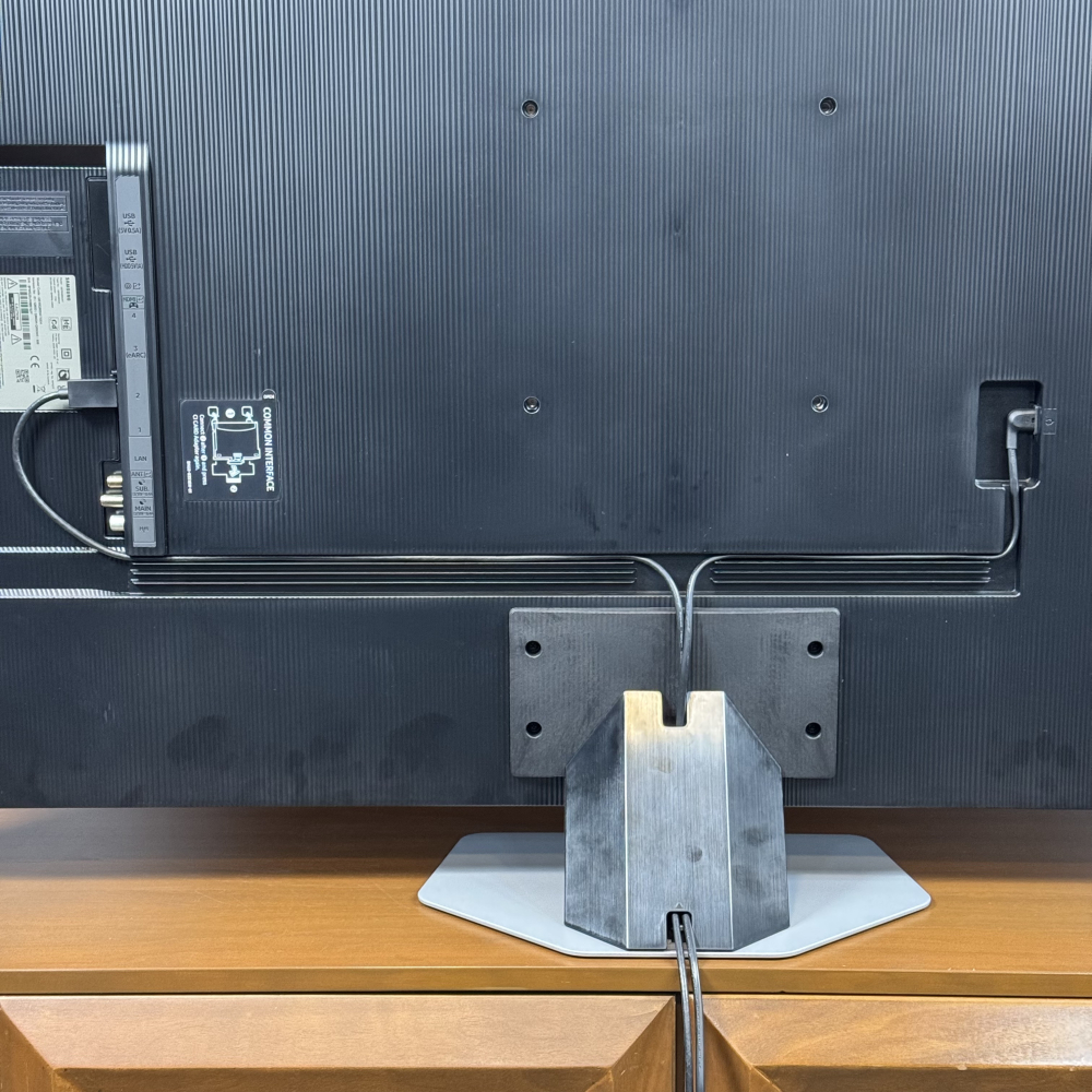 نمای پشتی تلویزیون سامسونگ Q80D