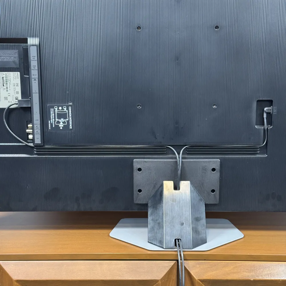 نمای پشتی تلویزیون سامسونگ Q80D