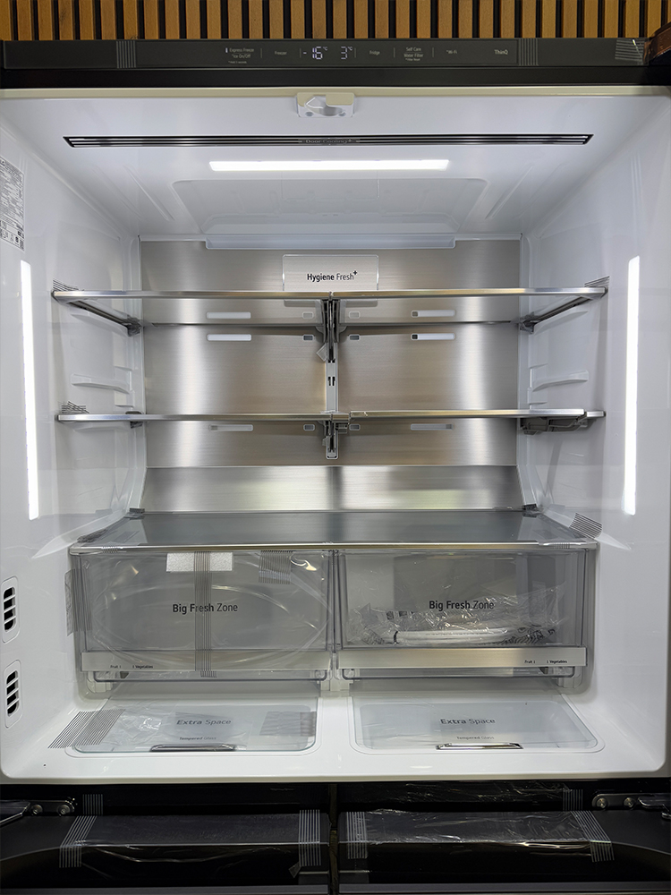نمای داخلی یخچال ساید ال جی X24 با کشوهای Big Fresh Zone