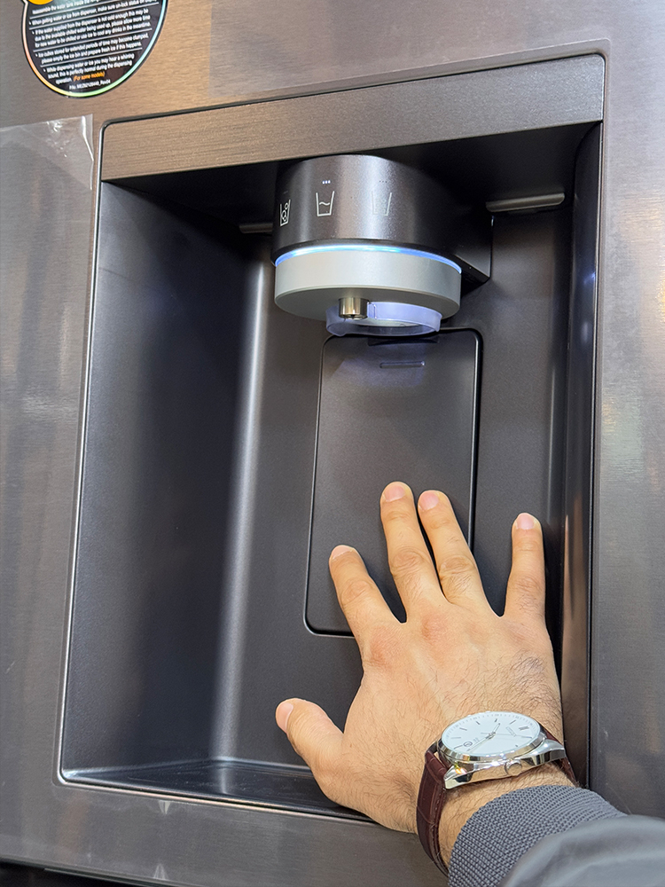 بخش آب ریز و یخ ریز یخچال فریزر ال جی GC-X24FFCBB