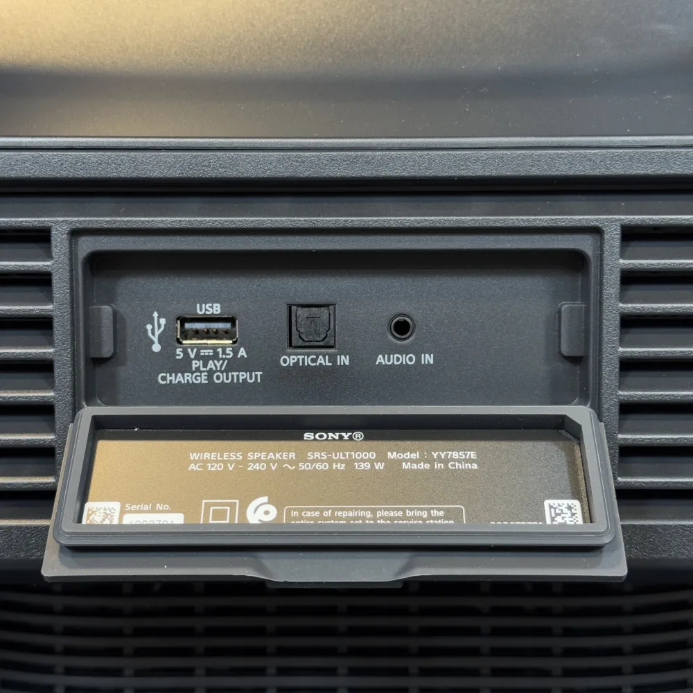 پورت‌های ورودی USB-A و اپتیکال اسپیکر سونی ULT1000