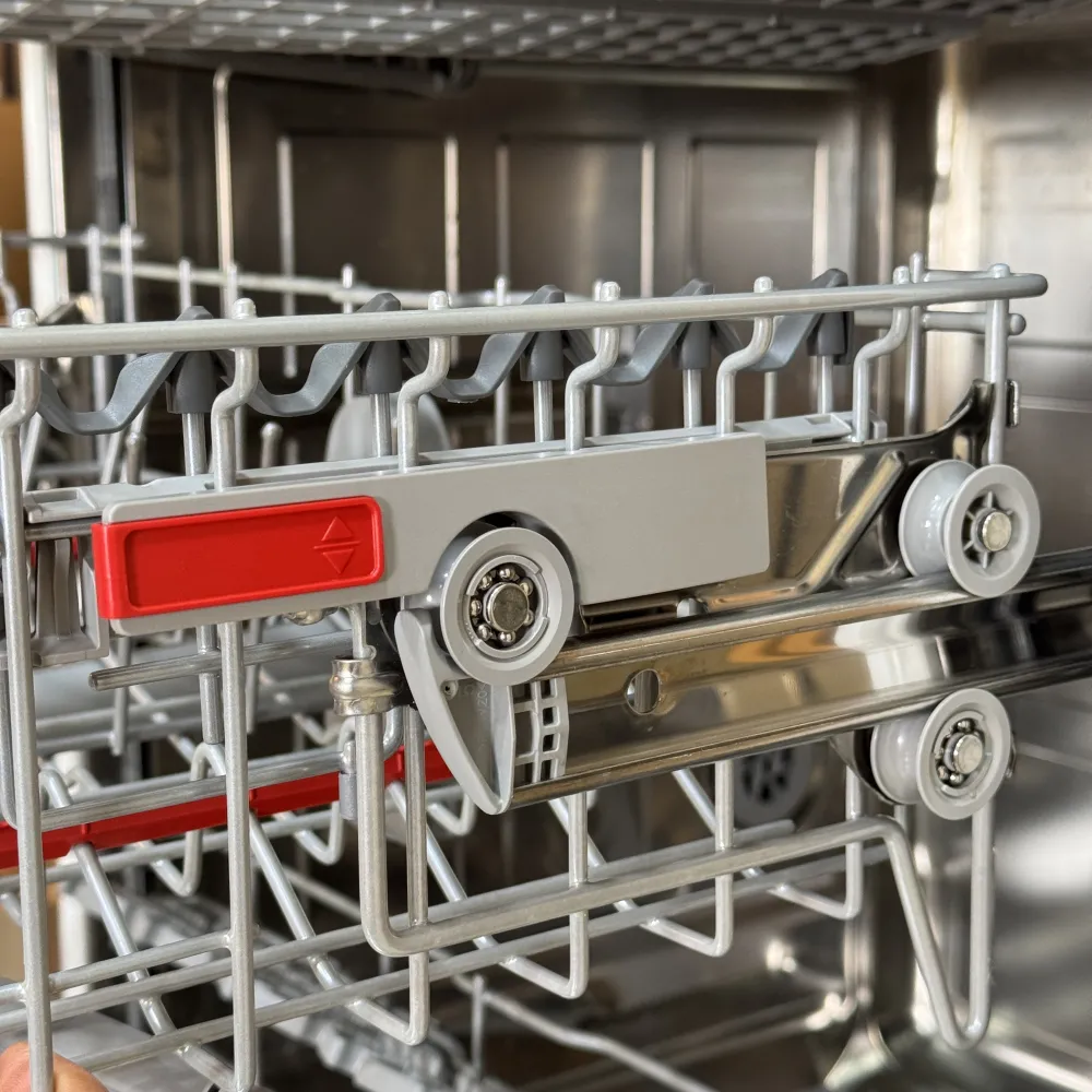 قابلیت تنظیم ارتفاع در سبد میانی ماشین ظرفشویی بوش SMS6ZCW85M