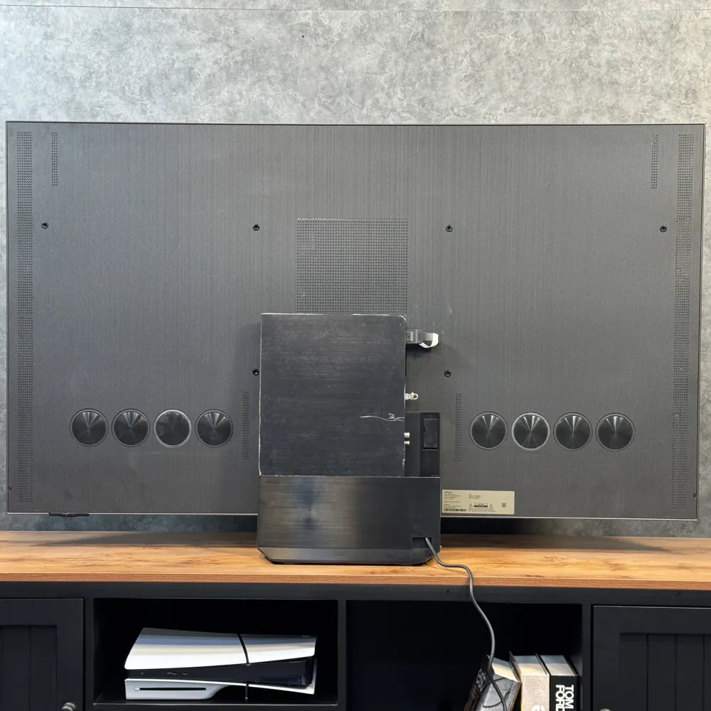 نمای پشتی تلویزیون سامسونگ QN900D