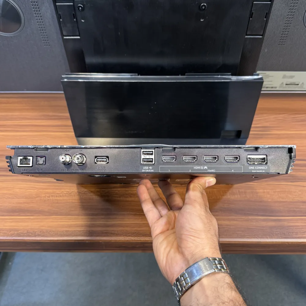 دستگاه Slim One Connect Box در تلویزیون سامسونگ QN900D برای پورت‌های ورودی و خروجی