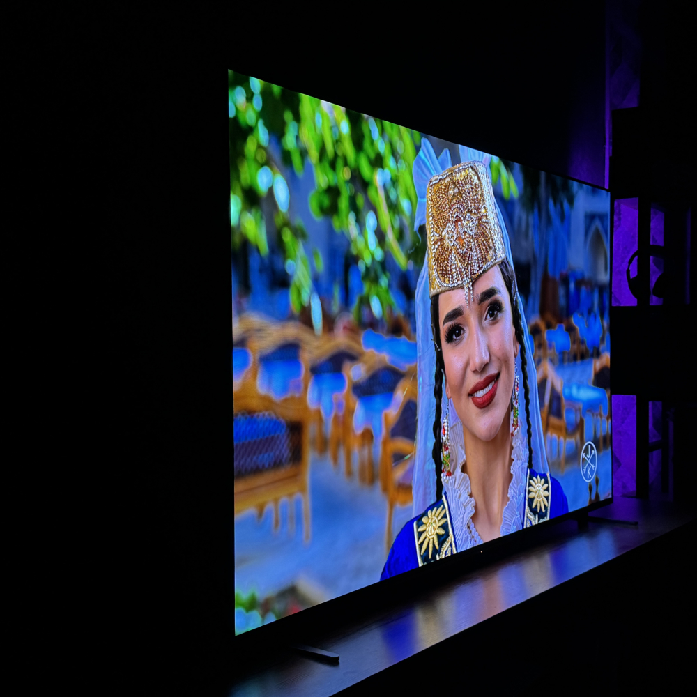 نمای کناری تلویزیون سونی XR80 در محیط تاریک با طراحی باریک OLED و نورپردازی ملایم