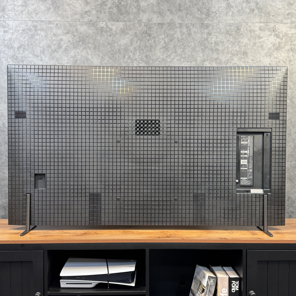 نمای پشت تلویزیون سونی XR80 با طراحی مشبکی، مدیریت کابل و پورت‌های HDMI و USB