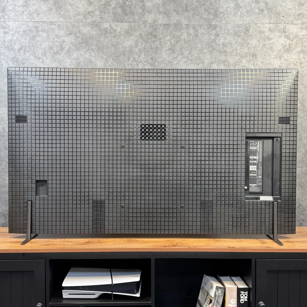 نمای پشت تلویزیون سونی XR80 با طراحی مشبکی، مدیریت کابل و پورت‌های HDMI و USB