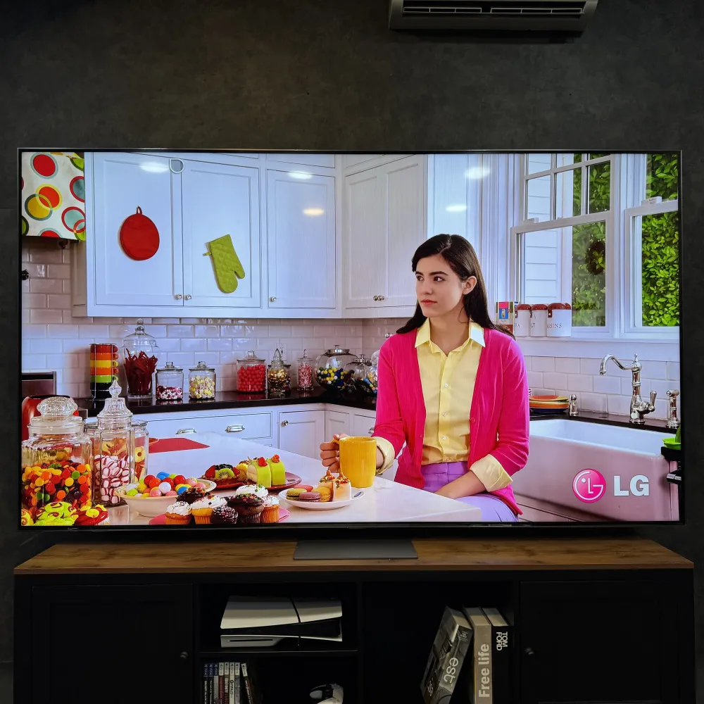 نمای کلی تلویزیون 100 اینچ ال جی QNED86 محصول 2025