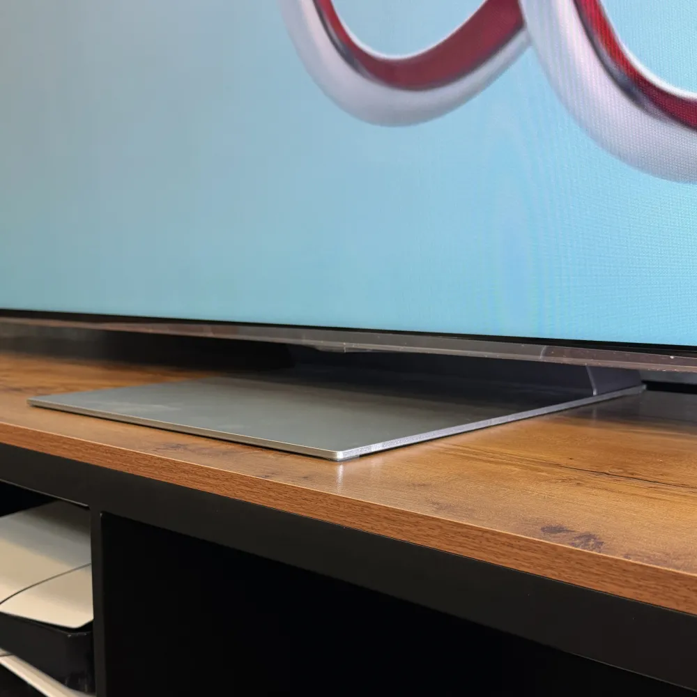 پایه وسط و خطی تلویزیون ال جی QNED86A با طراحی مدرن و تعادل بالا