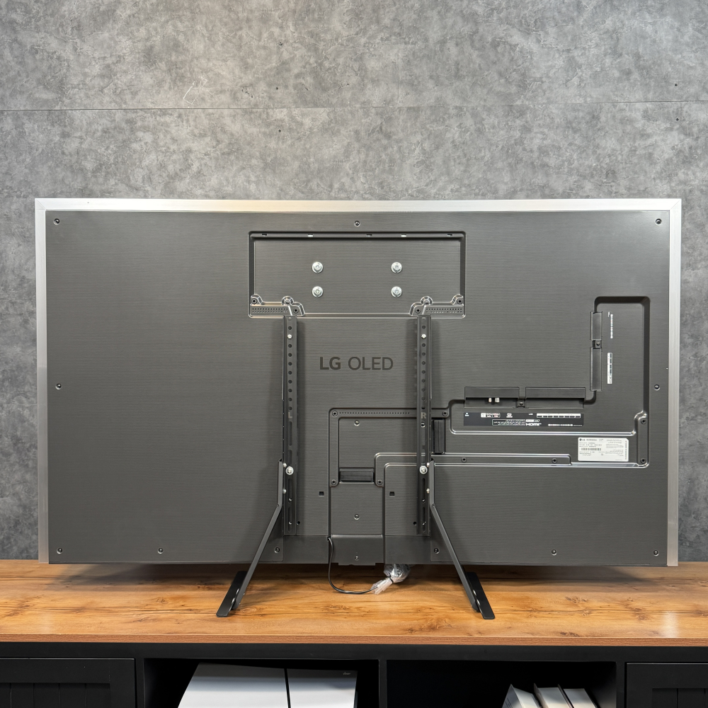 نمای پشتی تلویزیون OLED ال‌ جی G5 2025 با پورت‌های HDMI 2.1 و طراحی مینیمال