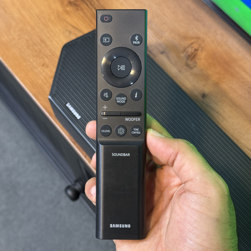 ریموت کنترل ساندبار سامسونگ HW-Q700D برای تنظیم صدا و حالت‌های صوتی