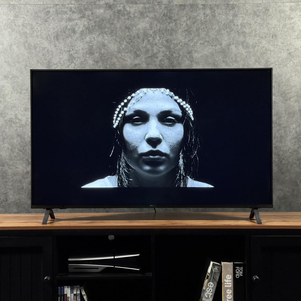 نمای کلی تلویزیون ال جی UA8500 محصول 2025