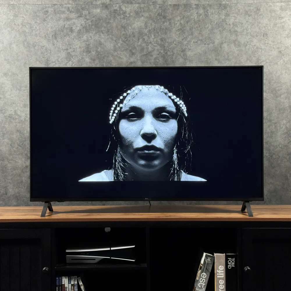 نمای کلی تلویزیون ال جی UA8500 محصول 2025