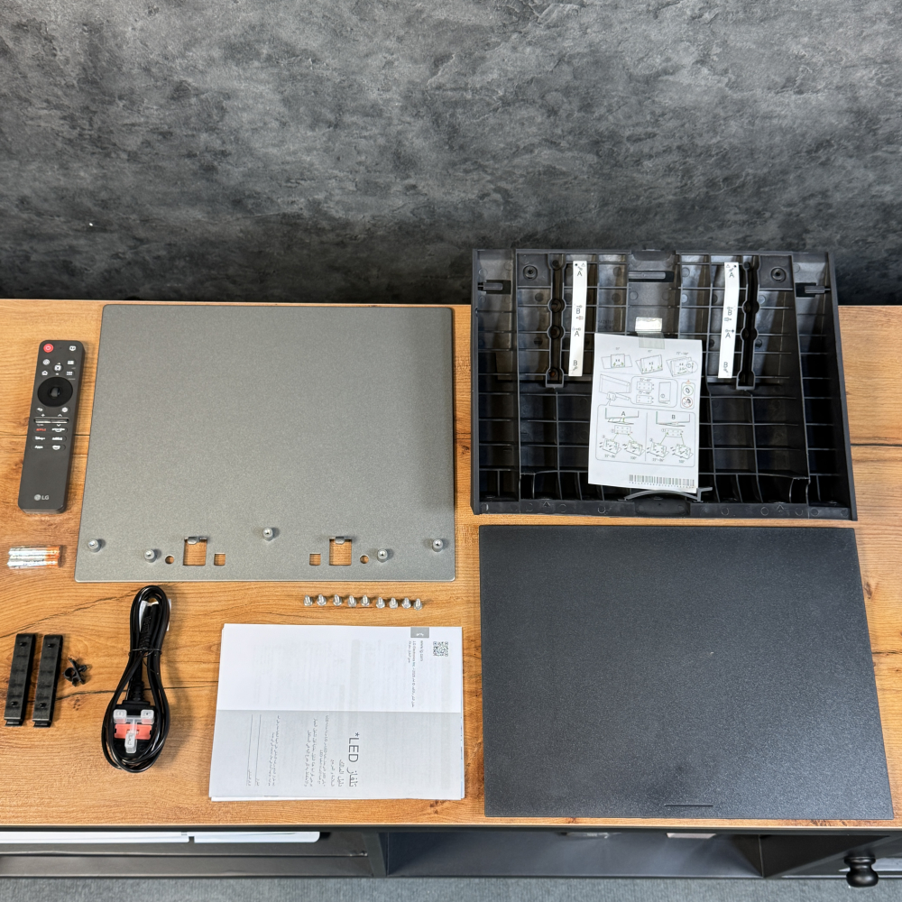 لوازم جانبی تلویزیون ال جی QNED86A شامل دفترچه راهنما و تجهیزات همراه