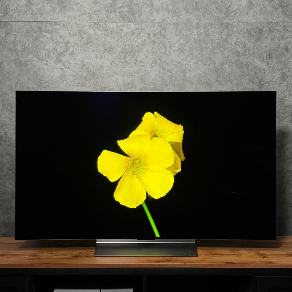 نمای کلی تلویزیون ال جی C5 با نمایش عمق رنگ مشکی