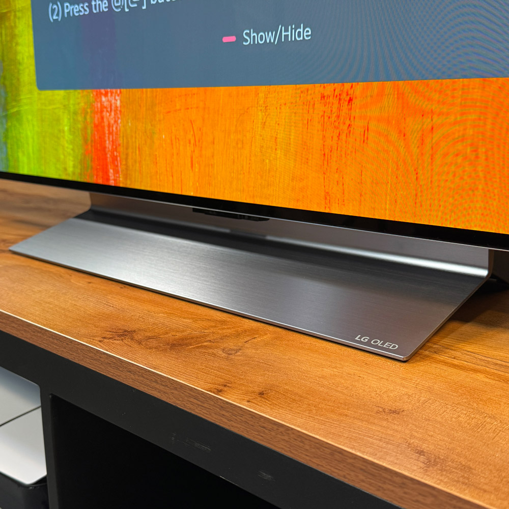 پایه وسط و خطی با طراحی مدرن در تلویزیون ال جی C5