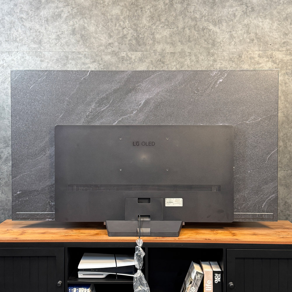 نمای پشتی مشکی و رگه‌های سفید شبیه طرح سنگ در تلویزیون ال جی C5 از جنس پلاستیک