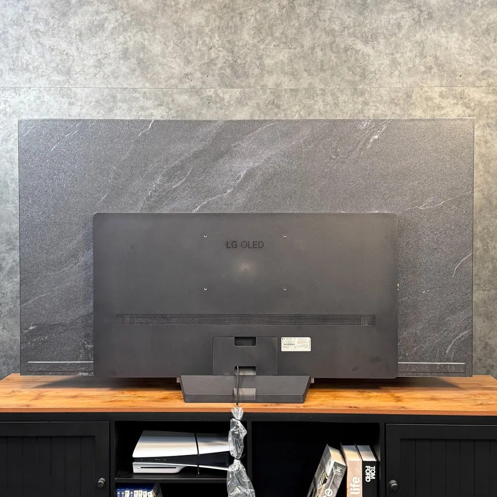 نمای پشتی مشکی و رگه‌های سفید شبیه طرح سنگ در تلویزیون ال جی C5 از جنس پلاستیک