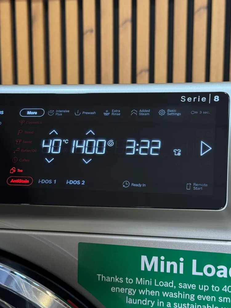 صفحه‌ نمایش لمسی LED ماشین لباسشویی بوش مدل WGB244AXGC