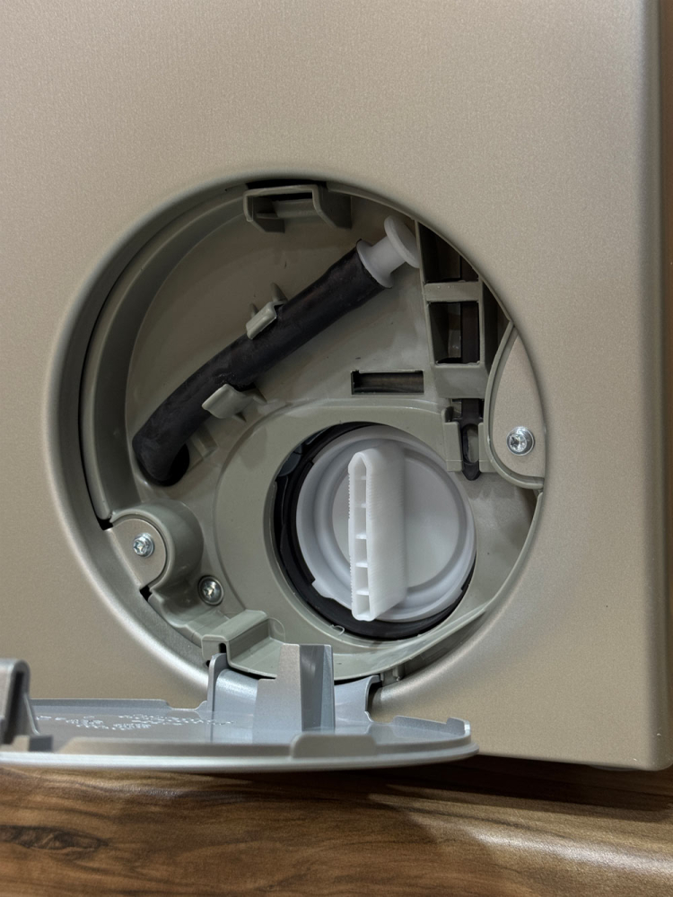 فیلتر صافی و لوله تخلیه اضطراری ماشین لباسشویی 9 کیلویی بوش WGB244AXGC