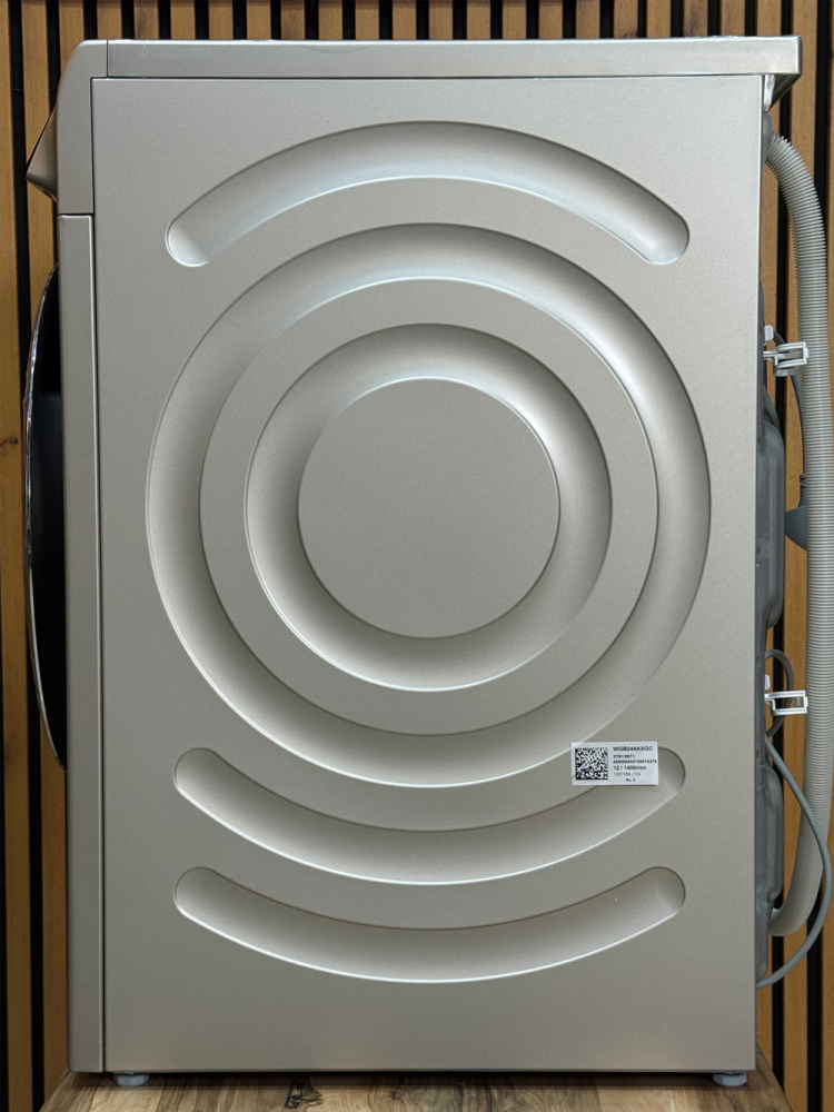 نمای کناری ماشین لباسشویی بوش مدل WGB244AXGC با طراحی ضد لرزش و کاهش صدا