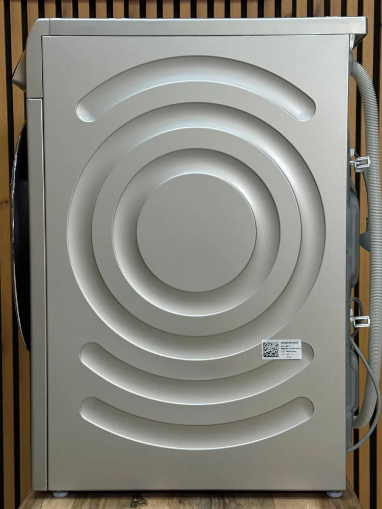 نمای کناری ماشین لباسشویی بوش مدل WGB244AXGC با طراحی ضد لرزش و کاهش صدا