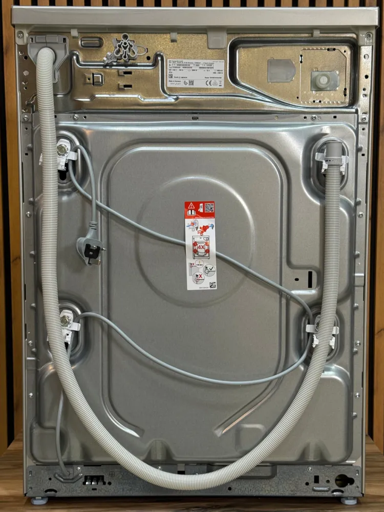 نمای پشتی ماشین لباسشویی بوش مدل WGB244AXGC با طراحی منظم و محل اتصال ورودی آب و خروجی تخلیه