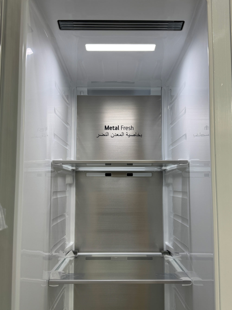 نمای داخلی بخش فریزر در یخچال ساید بای ساید ال جی GCX-287 محصول 2025 با صفحه فلزی Metal Fresh