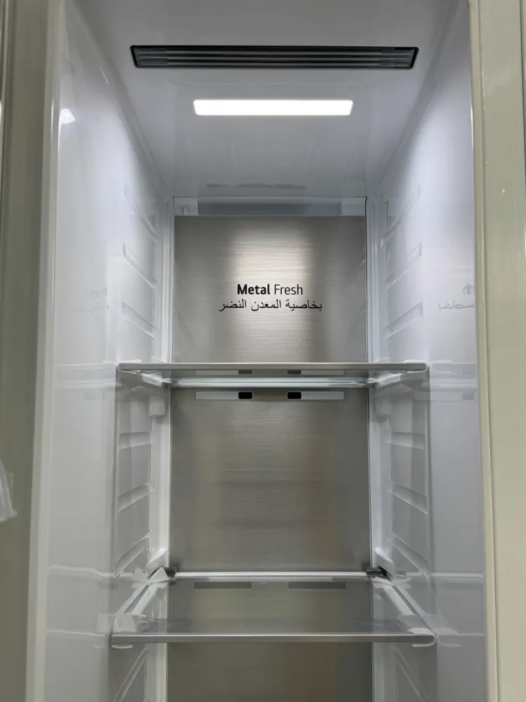 نمای داخلی بخش فریزر در یخچال ساید بای ساید ال جی GCX-287 محصول 2025 با صفحه فلزی Metal Fresh