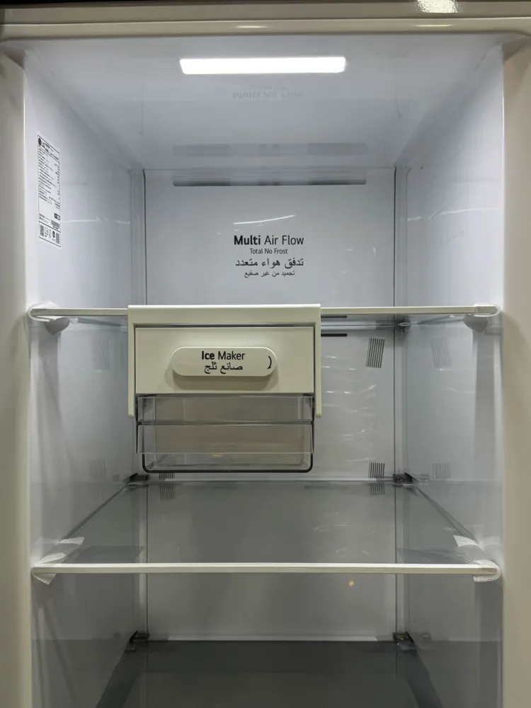 نمای داخلی نزدیک فریزر دوقلوی ال جی GC-B514EAFM با یخساز دستی Twist Ice Maker
