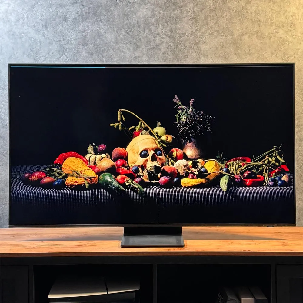 نمای کلی تلویزیون سامسونگ QN70F محصول 2025 با طراحی AirSlim و پایه وسط