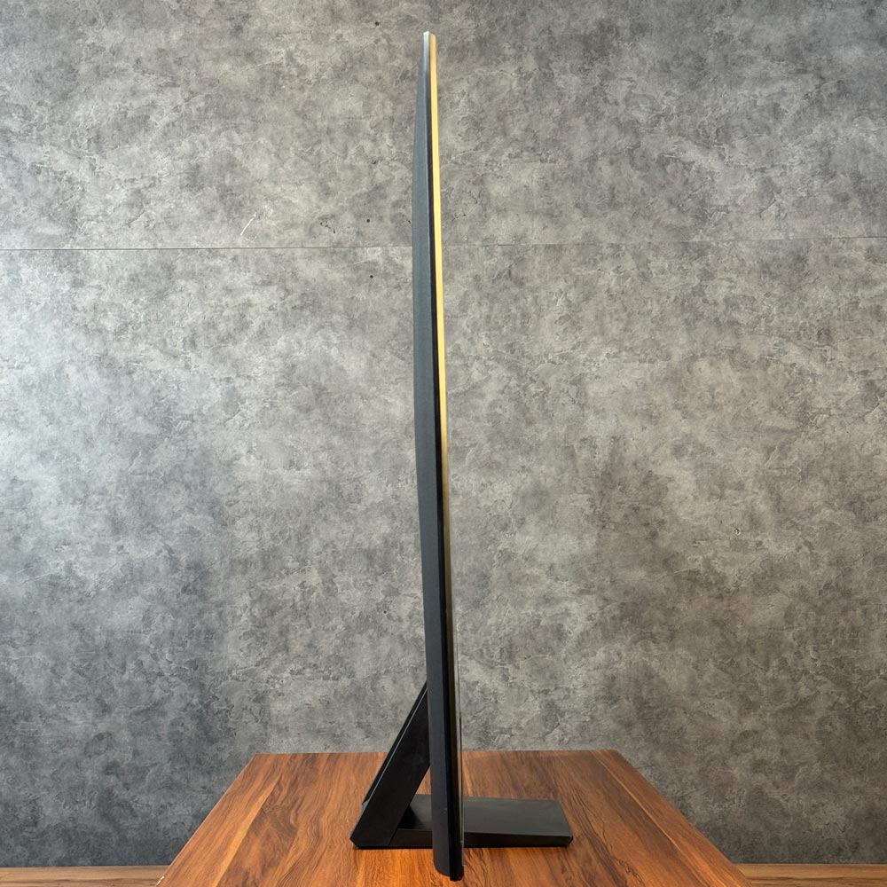 نمای کناری تلویزیون سامسونگ QN70F با ضخامت 2.57 سانتی‌متر