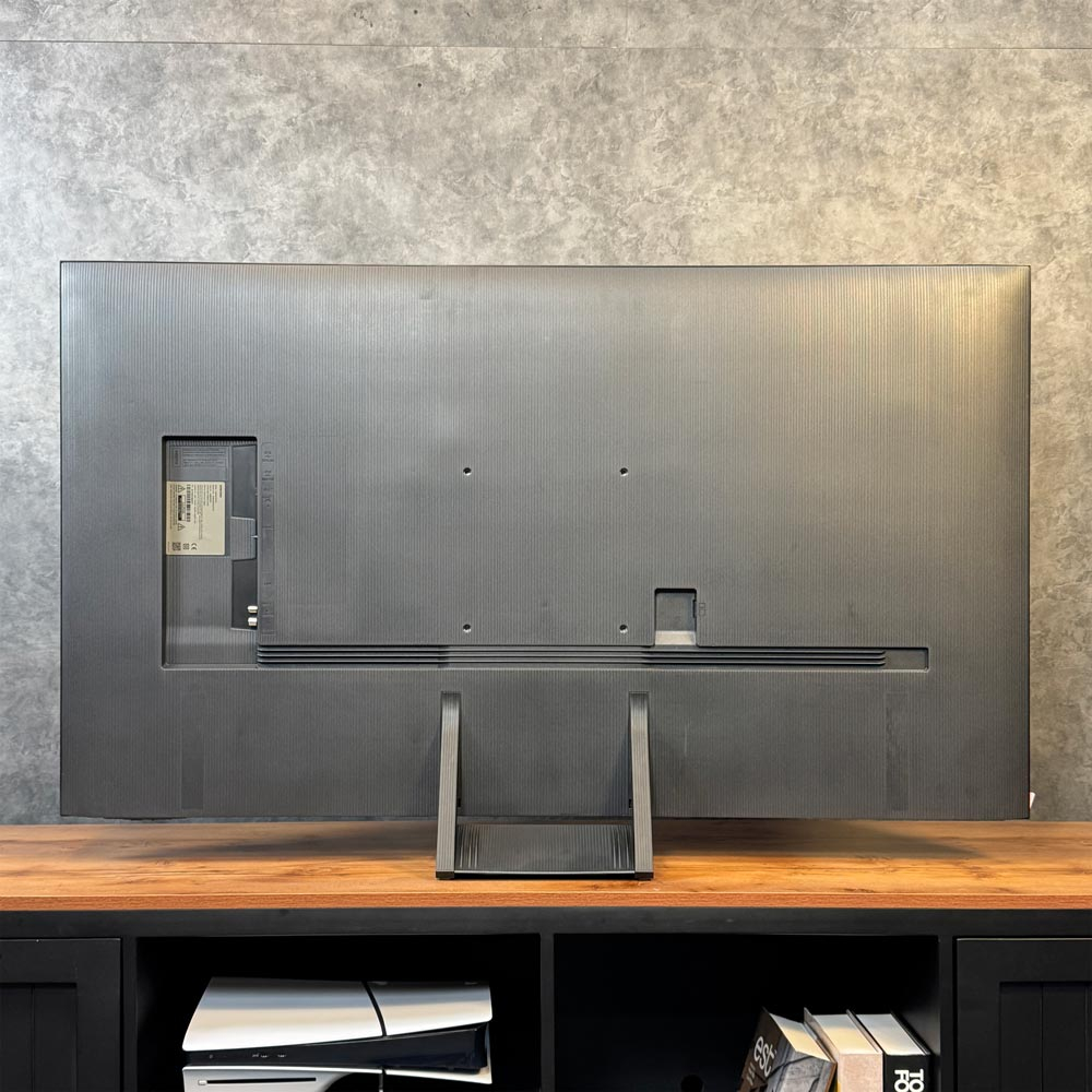 نمای پشتی تلویزیون سامسونگ QN70F با شیارهای مدیریت کابل و طرح هاشور عمودی