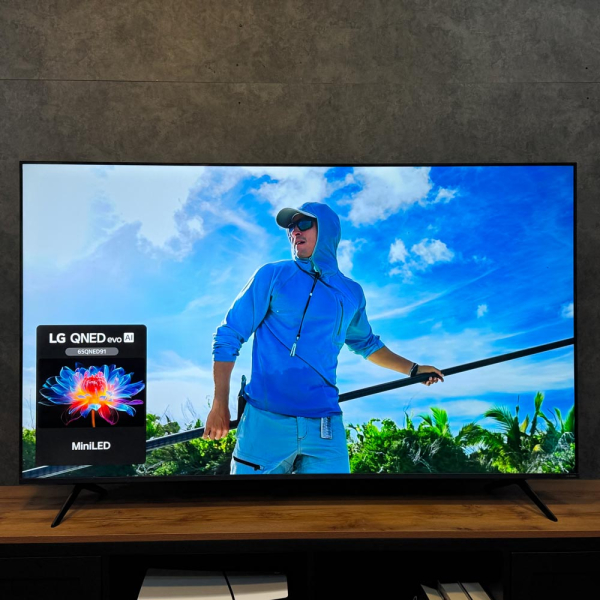 نمای کلی تلویزیون ال جی QNED91 با طراحی باریک و پایه‌های دوطرفه