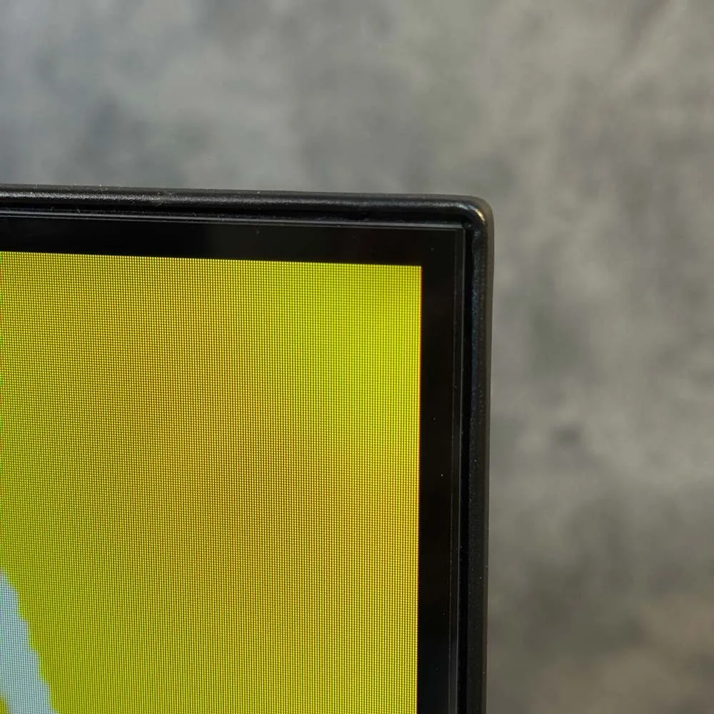 حاشیه و قاب باریک اطراف صفحه نمایش تلویزیون سامسونگ U8000F