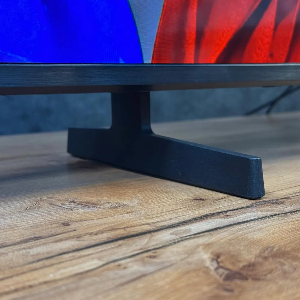 نمای نزدیک از پایه‌های دوطرفه و خطی تلویزیون سامسونگ U8000F