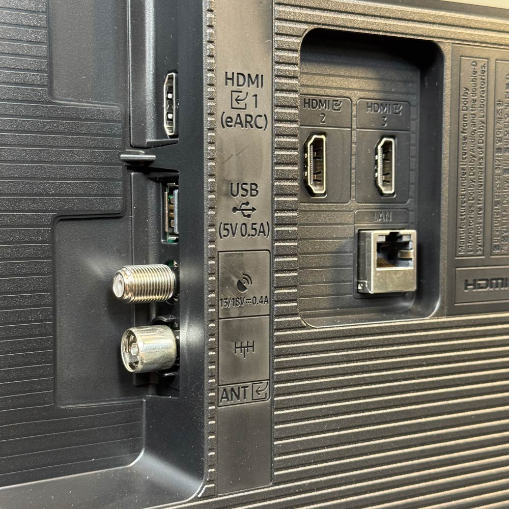 نمای نزدیک از پورت‌های ورودی و خروجی تلویزیون سامسونگ U8000F