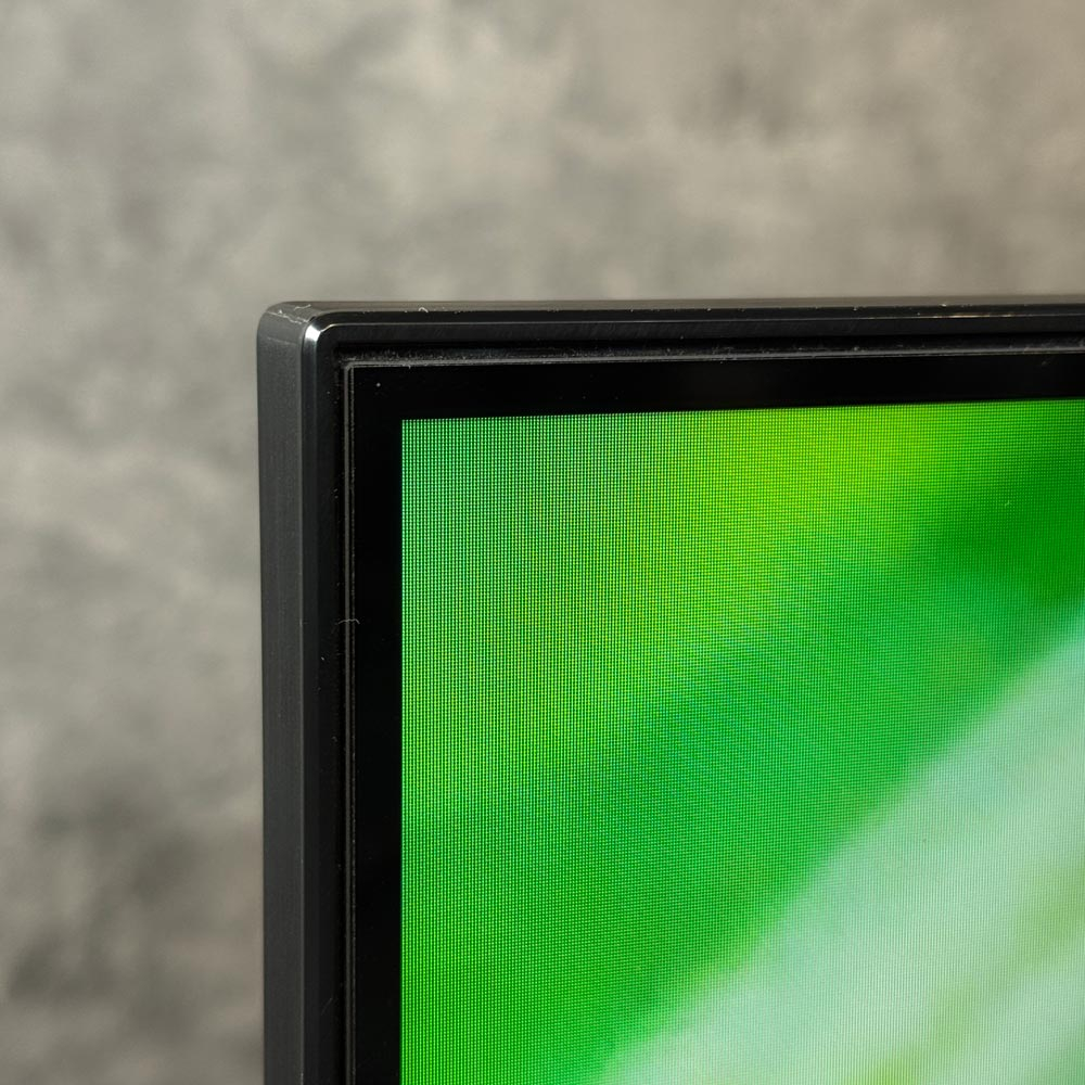 نمای نزدیک از قاب باریک تلویزیون سونی XR50 با طراحی Flush Surface