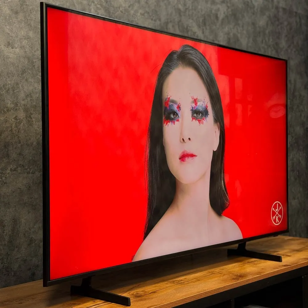 نمای کناری تلویزیون سامسونگ Q7F 2025 با ضخامت کم و طراحی Slim Look