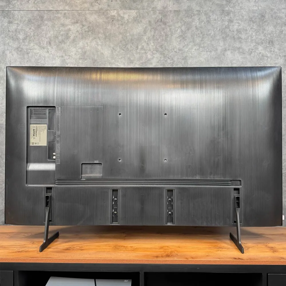 نمای پشتی تلویزیون سامسونگ Q7F با طرح هاشوری و شیارهای مدیریت کابل