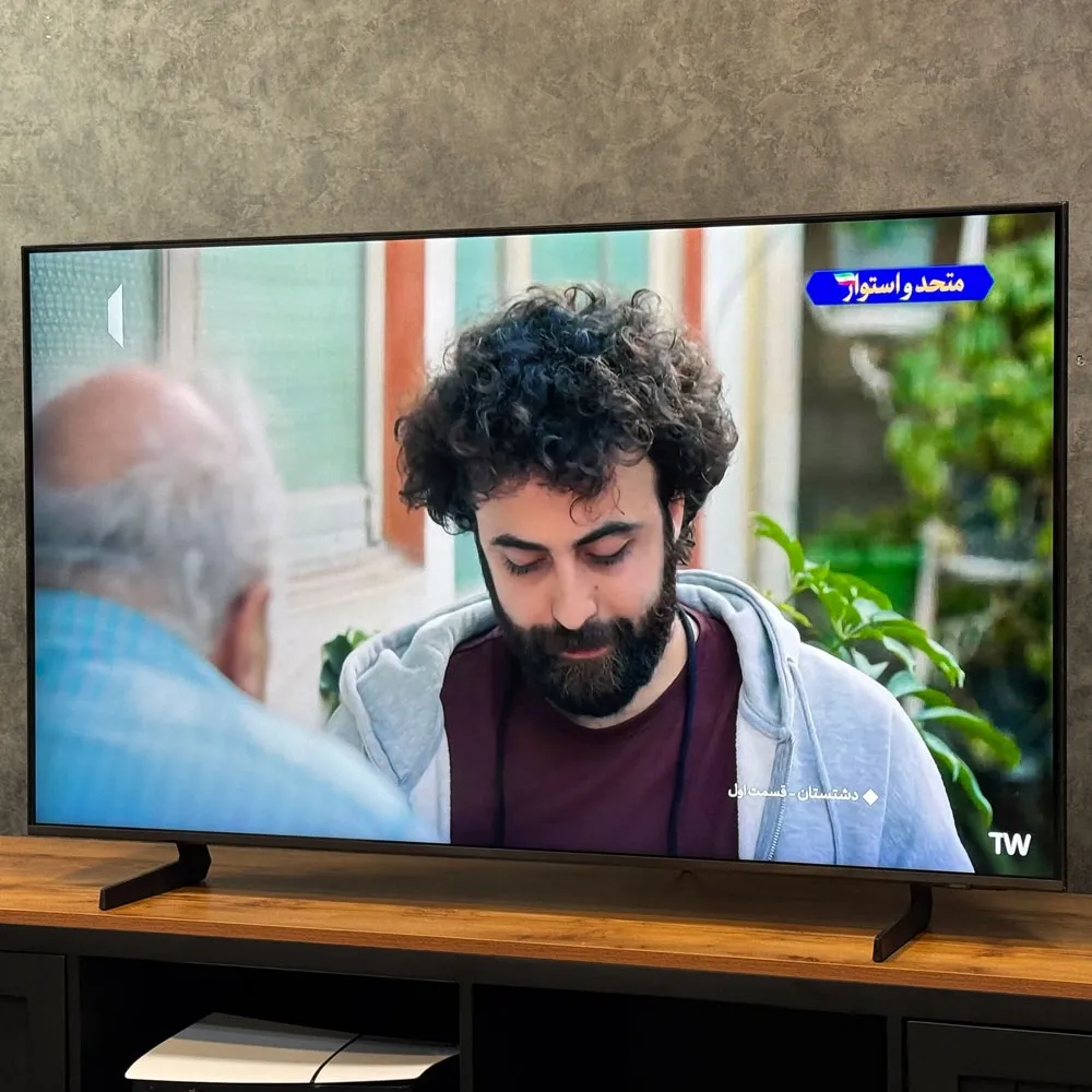 نمای کلی تلویزیون سامسونگ Q8F مدل 2025 با صفحه‌ نمایش QLED